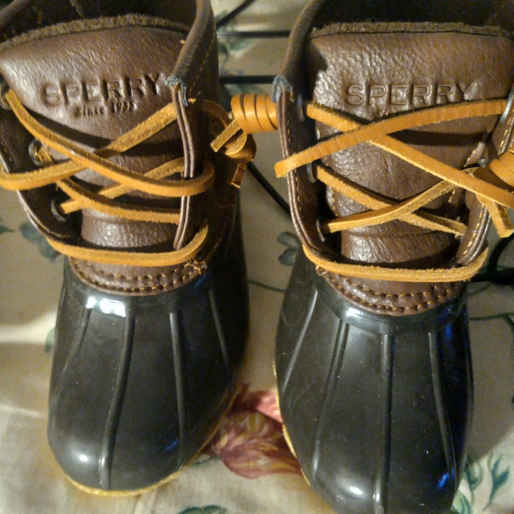 Girls sperrys